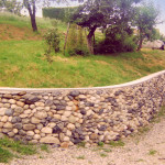 Costruzione muro con pietre di fiume