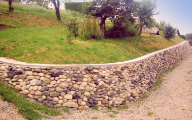 Costruzione muro con pietre di fiume