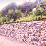 Costruzione muro con pietre di fiume